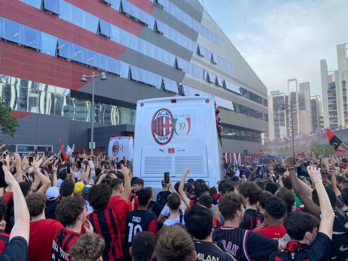 Il Pullman del Milan per i festeggiamenti del 19° Scudetto - MilanPress, robe dell'altro diavolo