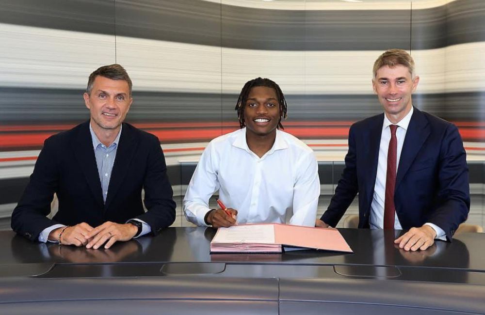 Milan: Rafael Leao firma il contratto fino al 2028 con Paolo Maldini e Frederic Massara (Photo Credit: AC Milan)