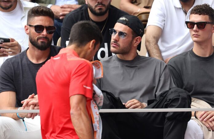 Olivier Giroud, Theo Hernandez, Benjamin Pavard osservano Novak Djokovic nella finale del Roland Garros 2023 (Photo Credit: Agenzia Fotogramma)