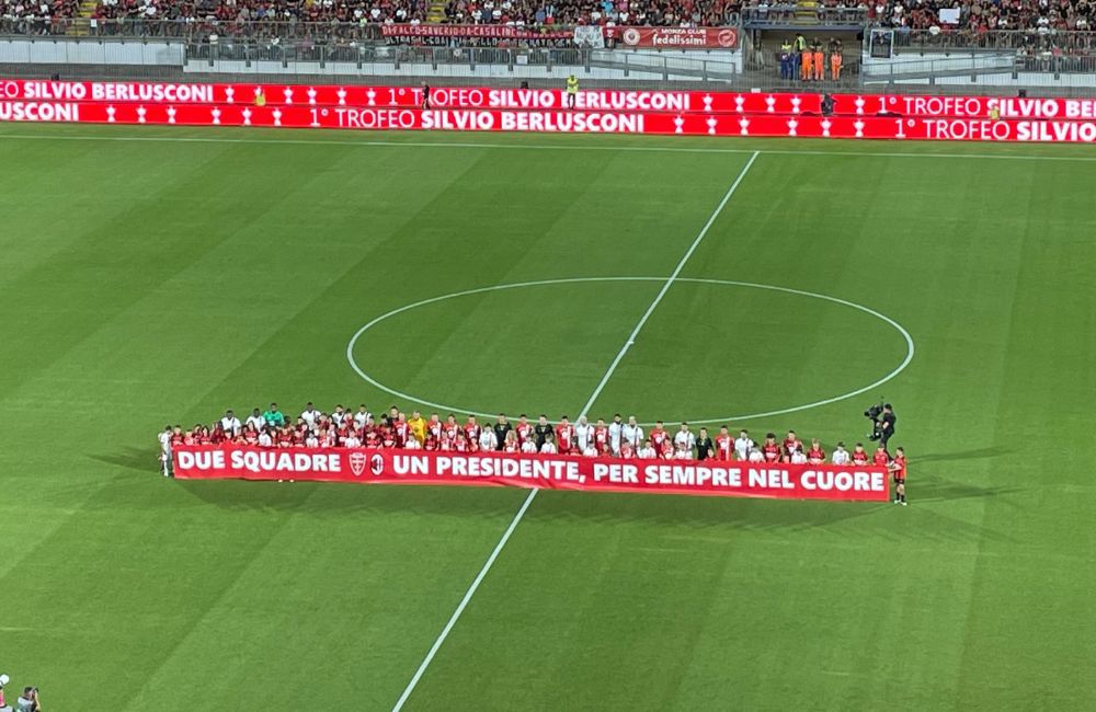 Trofeo Silvio Berlusconi - Monza-Milan: le squadre con i ragazzi del settore giovanile e lo striscione in omaggio di Silvio Berlusconi - MilanPress, robe dell'altro diavolo