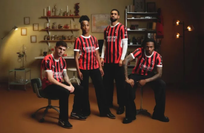 Milan: Christian Pulisic, Chante Dompig, Ruben Loftus-Cheek, Rafael Leao e la prima maglia per la stagione 2024/25 (Photo via AC Milan)