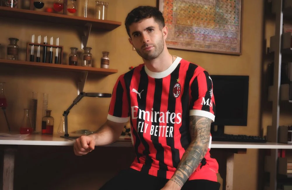 Milan: Christian Pulisic e la prima maglia per la stagione 2024/25 (Photo via AC Milan)