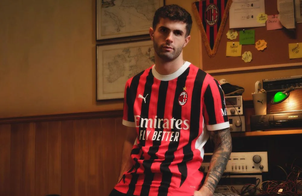 Milan: Christian Pulisic e la prima maglia per la stagione 2024/25 (Photo via AC Milan)