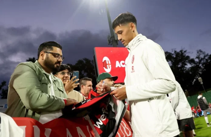 Milan: Tijjani Reijnders incontra i tifosi all'HBF Stadium di Perth, Australia (Photo via AC Milan)