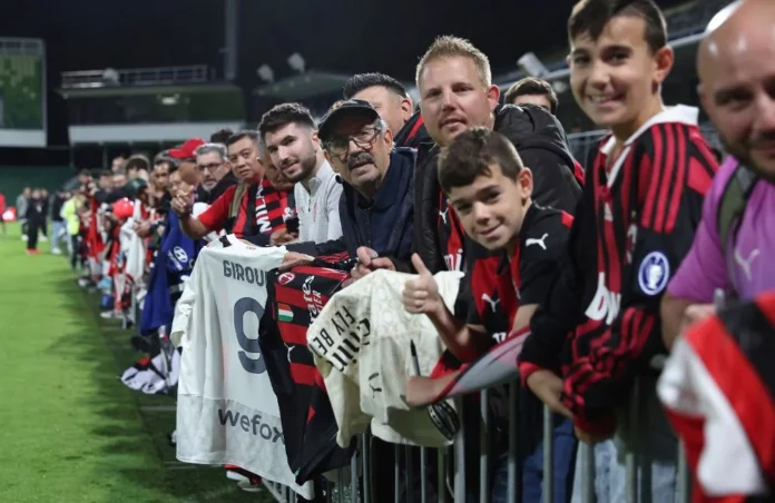 Milan: i tifosi assistono all'allenamento dei rossoneri all'HBF Stadium di Perth, Australia (Photo via AC Milan)