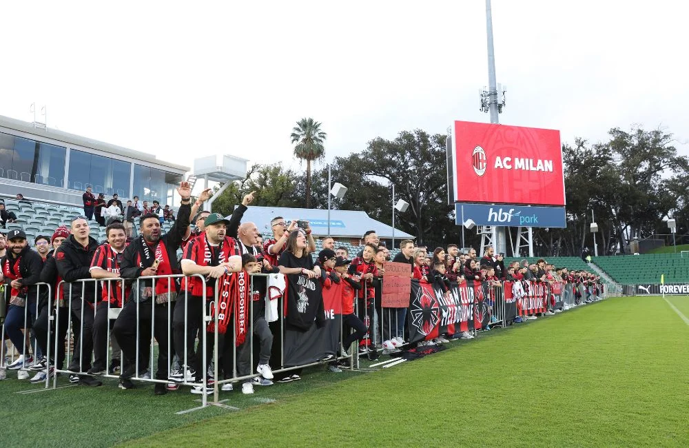 Milan: i tifosi assistono all'allenamento dei rossoneri all'HBF Stadium di Perth, Australia (Photo via AC Milan)