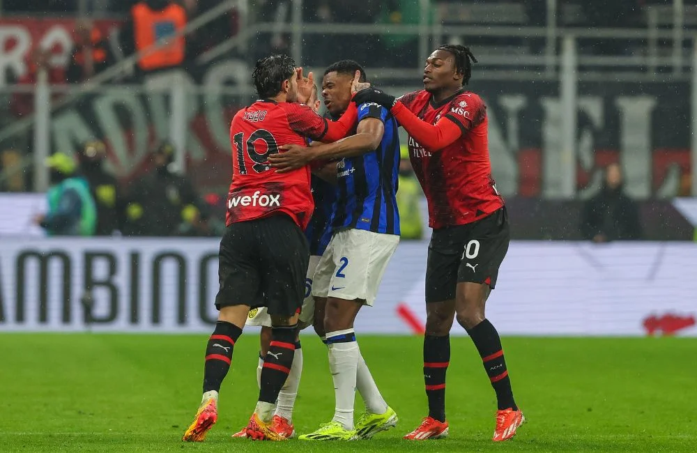 Milan-Inter: Theo Hernandez, Denzel Dumfries, Rafael Leao nel derby (Photo Credit: Agenzia Fotogramma)