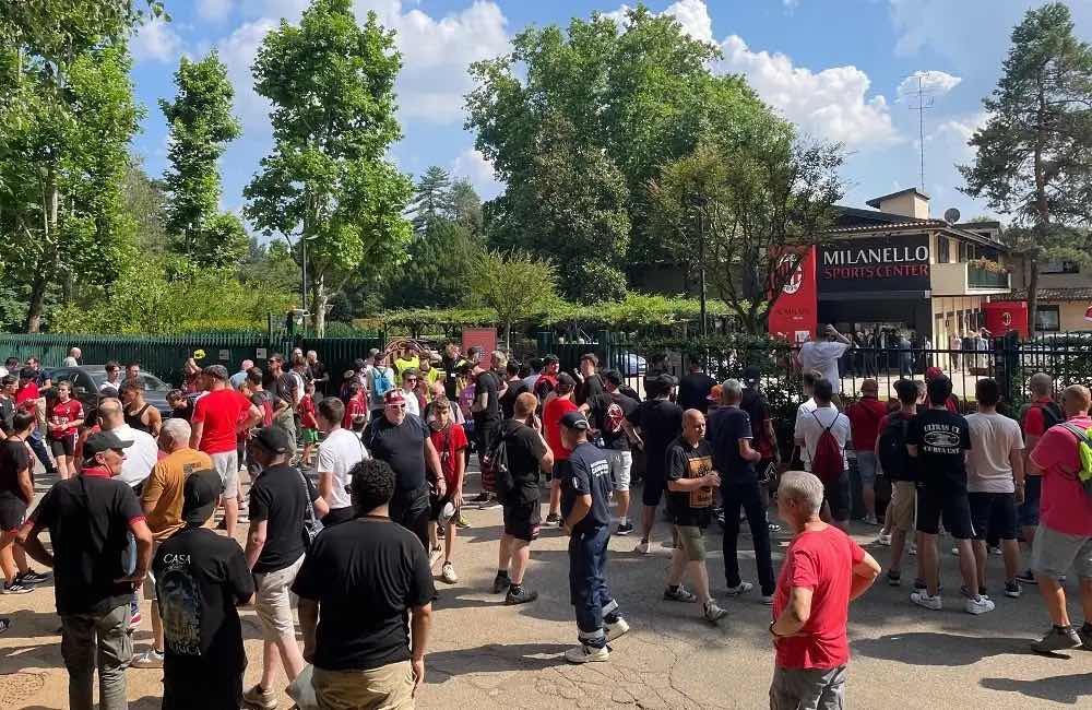 I tifosi a Milanello per il raduno - MilanPress, robe dell'altro diavolo