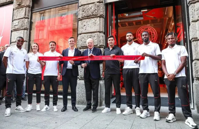 Milan: Pierre Kalulu, Christy Grimshaw, Davide Calabria, Maikel Oettle, Paolo Scaroni, Paulo Fonseca, Ruben Loftus-Cheek, Fikayo Tomori e Samuel Chukwueze all'inaugurazione dello Store in via Dante (Photo via AC Milan)