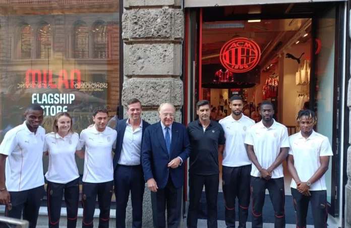 Milan: Pierre Kalulu, Christy Grimshaw, Davide Calabria, Maikel Oettle, Paolo Scaroni, Paulo Fonseca, Ruben Loftus-Cheek, Fikayo Tomori e Samuel Chukwueze all'inaugurazione dello Store in via Dante a Milano - MilanPress, robe dell'altro diavolo