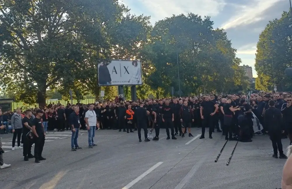 La Curva Sud Milano fuori da San Siro - MilanPress, robe dell'altro diavolo