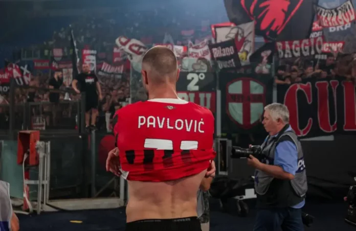 Milan: Strahinja Pavlovic sotto la Curva Sud (Photo Credit: Agenzia Fotogramma)